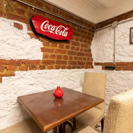 Cozy And Cool Brick-wall 1br In Heart Of Moda Appartamento