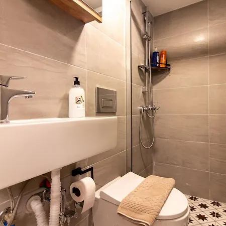 Cozy And Cool Brick-wall 1br In Heart Of Moda Appartamento